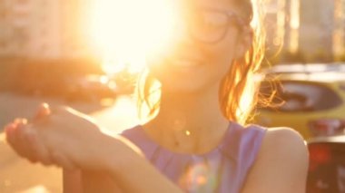 Günbatımı arka planda gözlüklü kız