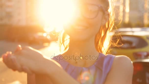 在背景上的日落的眼镜的女孩 — 图库视频影像