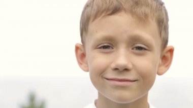 Beyaz bir T-shirt bir çocuk portresi