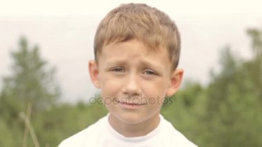 Beyaz bir T-shirt bir çocuk portresi