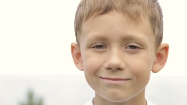 Retrato de un niño con una camiseta blanca — Vídeo de stock