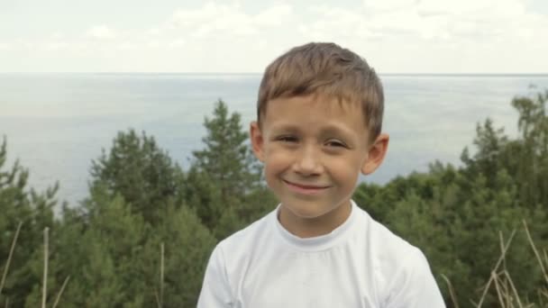 Retrato de um menino em uma camiseta branca — Vídeo de Stock