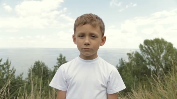 Portræt af en dreng i en hvid T-shirt – Stock-video