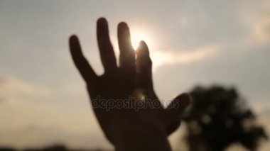 Akşam güneşinin parıltısı parmaklarıyla