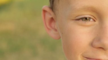 Dalgın çocuğun yüzünü parçası