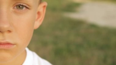 Dalgın çocuğun yüzünü parçası