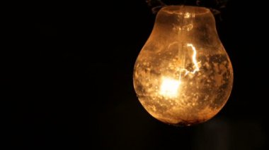 Elektrik ampulü siyah bir zemin üzerine