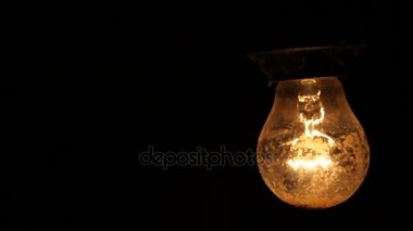 Elektrik ampulü siyah bir zemin üzerine