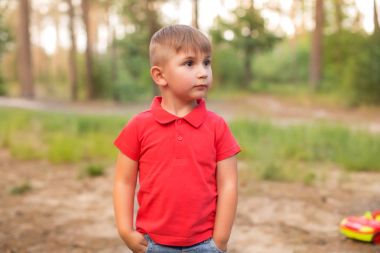 Yakışıklı bir yaz parkta