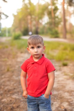 Yakışıklı bir yaz parkta