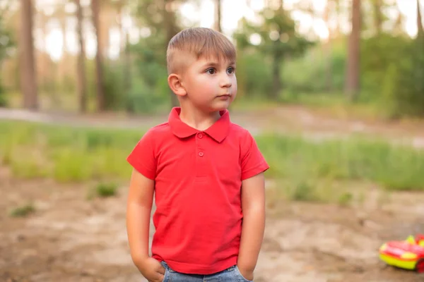 Egy aranyos fiú nyári parkban — Stock Fotó