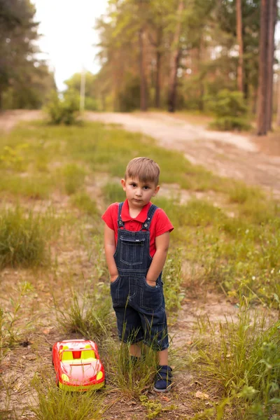 En söt pojke i en sommar park — Stockfoto