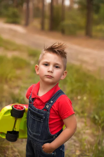 En söt pojke i en sommar park — Stockfoto