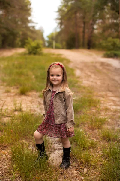 Glad tjej i en sommar park — Stockfoto