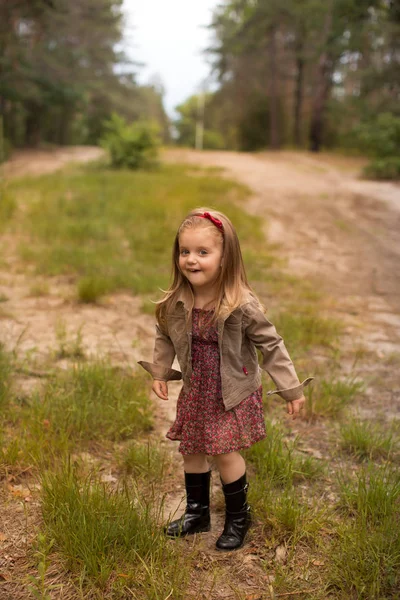 Fille heureuse dans un parc d'été — Photo