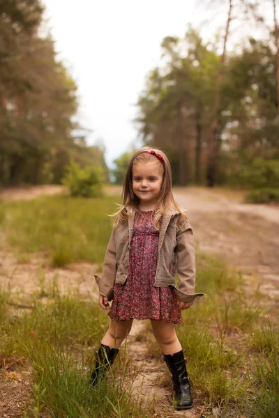Glückliches Mädchen in einem Sommerpark — Stockfoto