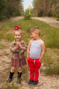 Yaz parkta komik çocuk