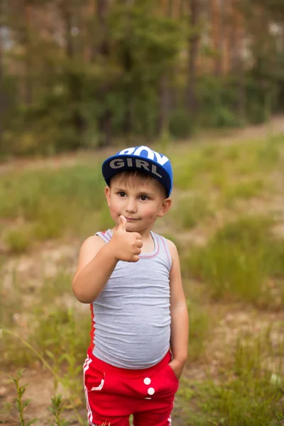 Ein netter Junge in einem Sommerpark — Stockfoto