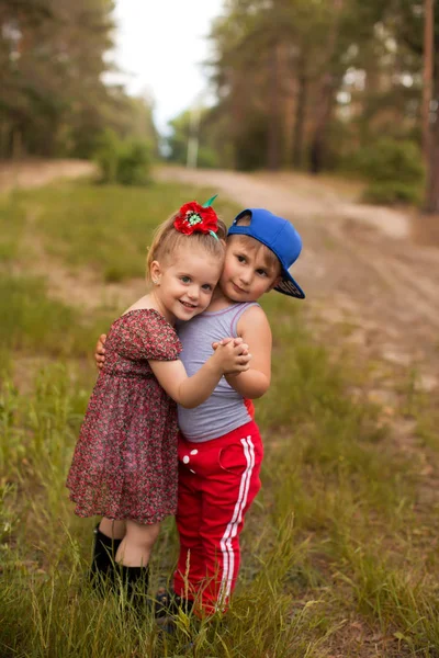 Lustige Kinder im Sommerpark — Stockfoto