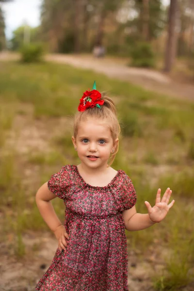 Portret ładny dziecka w naturze — Zdjęcie stockowe