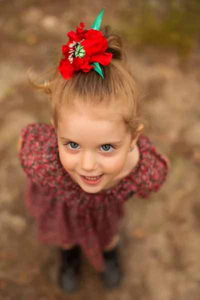 Portret van een schattig kind in de natuur — Stockfoto