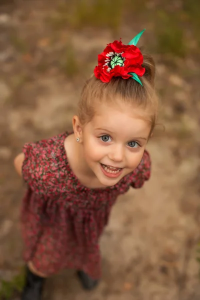 Porträt eines süßen Kindes in der Natur — Stockfoto