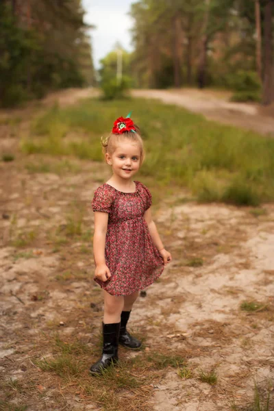 Portret van een schattig kind in de natuur — Stockfoto