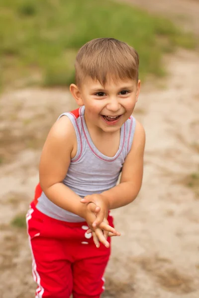 En söt pojke i en sommar park — Stockfoto