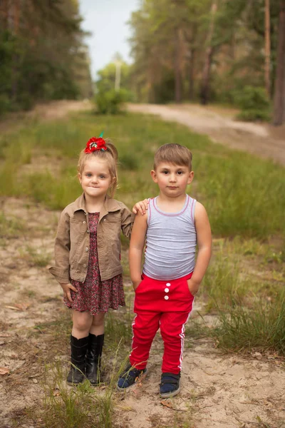 Les enfants drôles dans le parc d'été — Photo