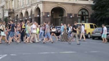 Bir grup insan üzerinde bir yaya geçidi