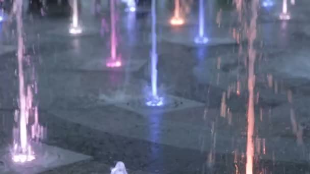 Жінка з дитиною біля світлого фонтану — стокове відео