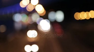 Arabalar gece karayolu üzerinde odak dışı