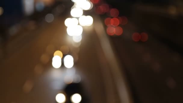 Auto's op de snelweg 's nachts onscherp — Stockvideo