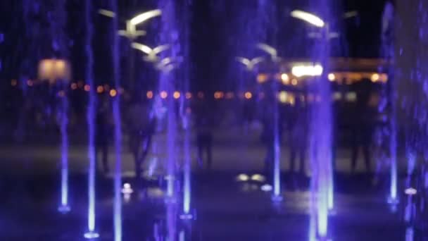 在广场的发光喷泉 — 图库视频影像