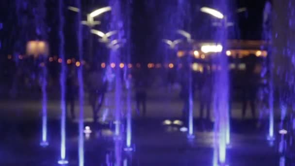 Fontaine lumineuse sur la place — Video