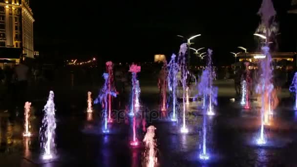 Glühender Brunnen auf dem Platz — Stockvideo