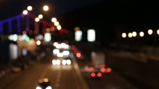 Bokeh de voiture sur l'autoroute de nuit 