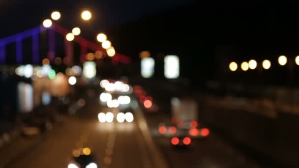 Bokeh samochodu na autostradzie noc — Wideo stockowe