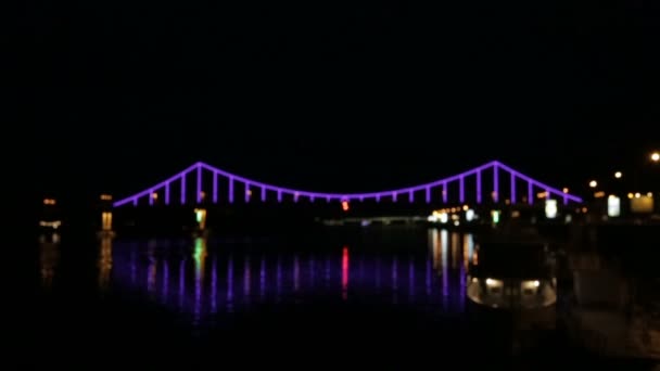 De brug over de rivier gemarkeerd door gekleurde lantaarns — Stockvideo