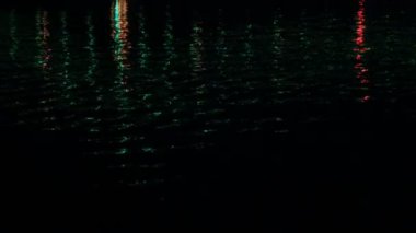 Yansımayı su üzerinde renkli fenerler