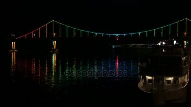 Renkli fenerler tarafından vurgulanan Nehri Köprüsü