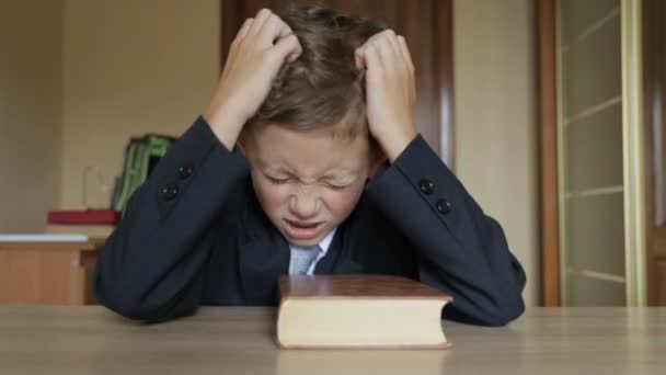 Childs crisis nerviosa. El chico no quiere estudiar. — Vídeo de stock
