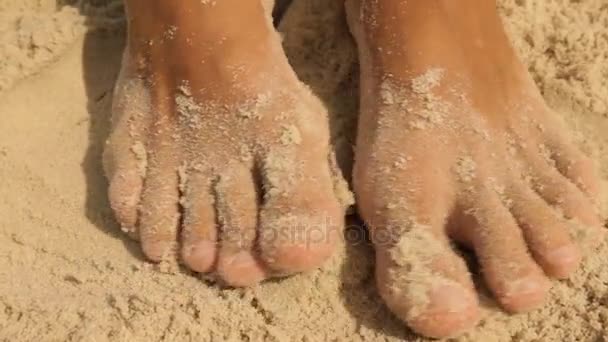 Pies femeninos en la arena amarilla del mar — Vídeos de Stock
