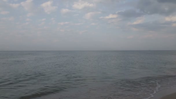 Avond golven met schuim op een zandstrand — Stockvideo