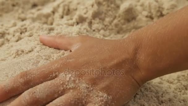 La ragazza prende in mano la sabbia del mare — Video Stock