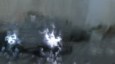 Arabanın ön cam üzerinde bulanık yağmur damlaları