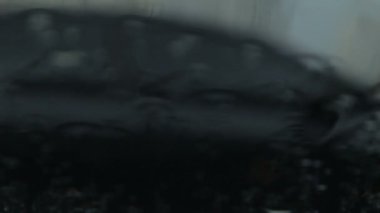 Arabanın ön cam üzerinde bulanık yağmur damlaları