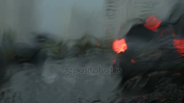 Размытые капли дождя на лобовом стекле автомобиля — стоковое видео