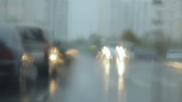 Arabanın ön cam üzerinde bulanık yağmur damlaları — Stok video