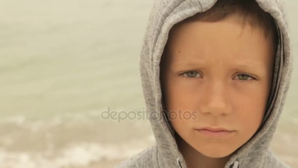 Retrato de un niño contra el mar — Vídeos de Stock